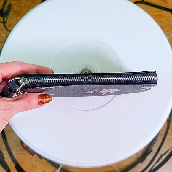 NWOT Coach Snowman Wristlet with snowman and C hang tag - Picture 7 of 9